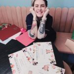 Karen Bachini Instagram - Sim, estou viciada em fazer os cursos da @nataliabeauty.university, como você adivinhou?! UAHSUAHUSAH Eu sou muito fã da @nataliabeauty, e estou me sentindo muito realizada por ter completado cursos tão incríveis com ela - e ainda vem mais aí, viu?! Fiquem de olho no @sampatattoo, pois agora nós oficialmente realizamos procedimentos de beleza por lá, onde estou aplicando todas as técnicas novas que estou aprendendo nos cursos 😍