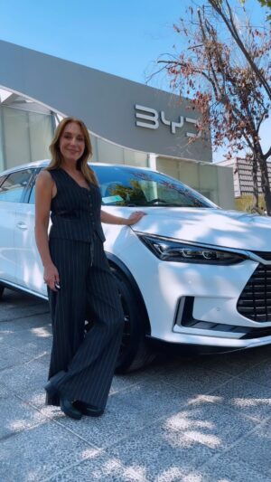 Karen Doggenweiler Instagram - La mañana se llena de nuevas energías con @karendtv y BYD TANG. Cuando tienes un día ocupado, lleno de actividades y traslados, es importante contar con un vehículo que te acompañe a todas. Cómodo para el día a día, espacioso para los paseos en familia 👨‍👩‍👧‍👧 y elegante para cualquier evento🎩, todo eso nos asegura que BYD TANG será el compañero perfecto para ti, Karen 🥰

¡Nos causa mucho gusto contar contigo en la familia BYD!

#BYDAuto #BuildYourDreams #Electromovilidad
