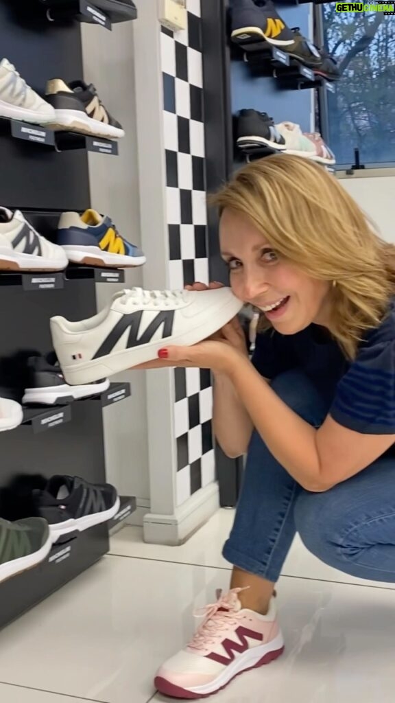 Karen Doggenweiler Instagram - Si te gustan las zapatillas que utilizo habitualmente de #MichelinFootwear, los invito a participar para que puedas ganar uno de sus pares 👟 Sigue su cuenta oficial en @ufw.chile y comenta en su última publicación donde tendrás todas las bases 😉🩵