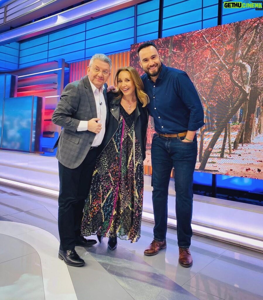 Karen Doggenweiler Instagram - Gracias por la gran sintonía del día de hoy 🩵 En la foto con mis queridos @jaimeleyton_meteo y @danielsilva_tv ✨ cc: @muchogustomatinal - Look de hoy: 👗 @mariacherchile