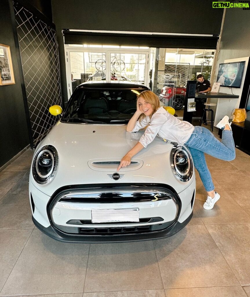 Karen Doggenweiler Instagram - Feliz de sumarme al futuro de la familia @mini.chile quienes me facilitaron por un tiempo su nuevo #MiniCooperSE #Electric, auto 100% eléctrico en este giro del mundo tuerca por la electromovilidad y motorizaciones sustentables ✨ Además que es muy lindo por dentro y por fuera! Muy contenta de ser parte en este nuevo sendero de @mini.chile 🩵 cc: @urbangrupocl