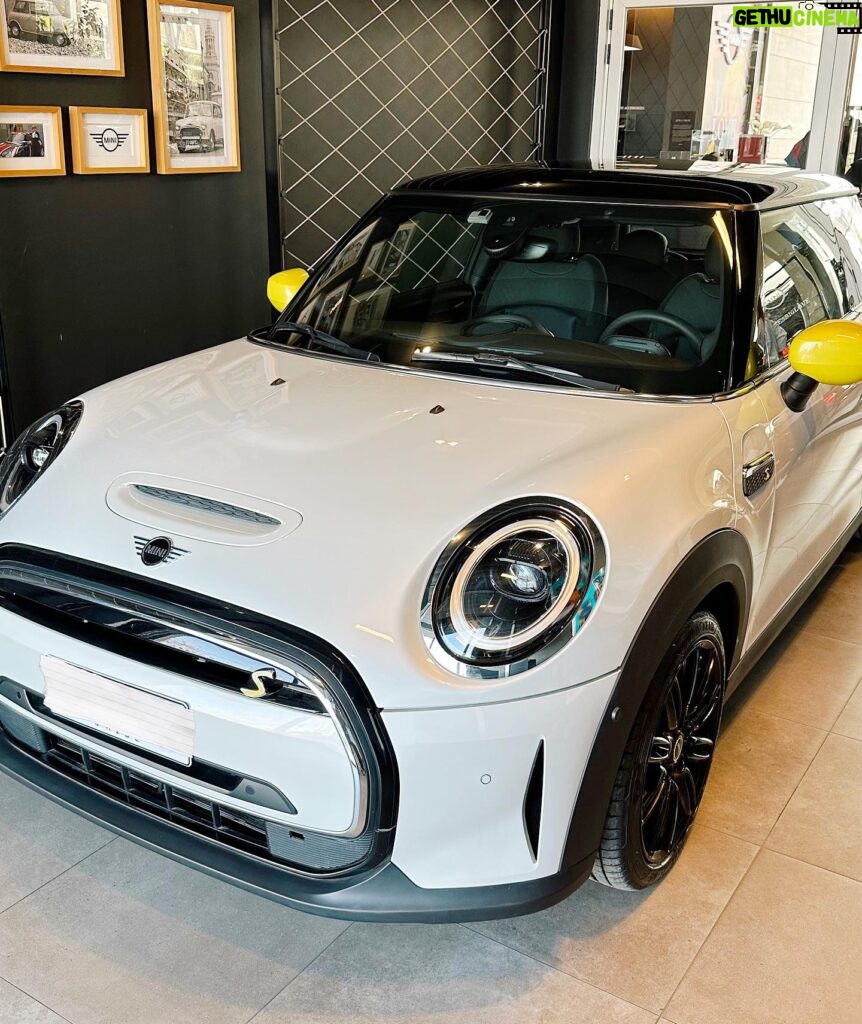 Karen Doggenweiler Instagram - Feliz de sumarme al futuro de la familia @mini.chile quienes me facilitaron por un tiempo su nuevo #MiniCooperSE #Electric, auto 100% eléctrico en este giro del mundo tuerca por la electromovilidad y motorizaciones sustentables ✨ Además que es muy lindo por dentro y por fuera! Muy contenta de ser parte en este nuevo sendero de @mini.chile 🩵 cc: @urbangrupocl