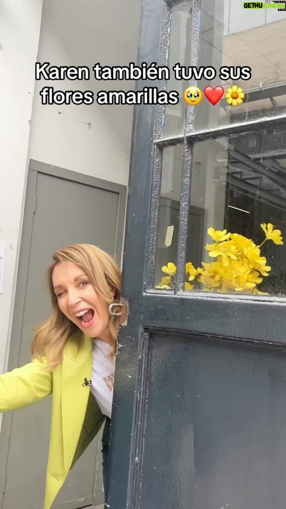 Karen Doggenweiler Instagram - También tuve mis flores amarillas 🌼😅 cc: @jaimeleyton_meteo 💛 🎶 Ella sabía que él sabía que algún día pasaría que vendría a buscarla con sus flores amarillas. No te apures, no detengas el instante del encuentro está dicho que es un hecho no la pierdas, no hay derecho 🎶 @mega.tv @muchogustomatinal