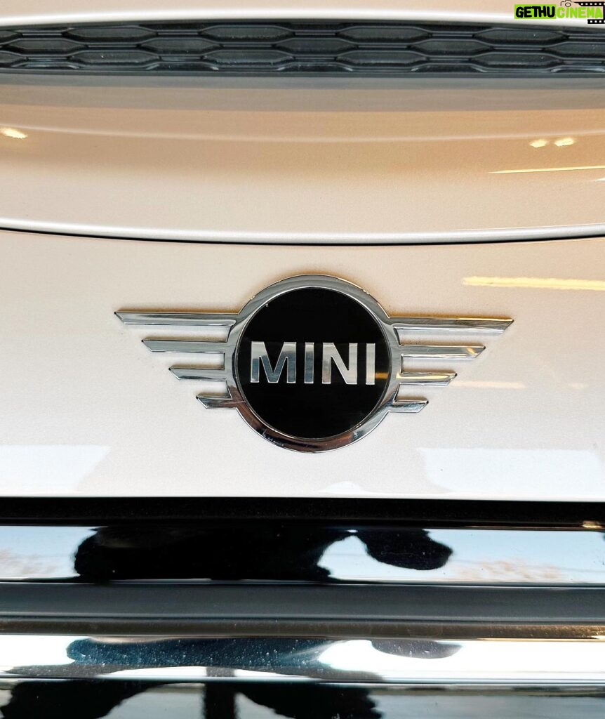 Karen Doggenweiler Instagram - Feliz de sumarme al futuro de la familia @mini.chile quienes me facilitaron por un tiempo su nuevo #MiniCooperSE #Electric, auto 100% eléctrico en este giro del mundo tuerca por la electromovilidad y motorizaciones sustentables ✨ Además que es muy lindo por dentro y por fuera! Muy contenta de ser parte en este nuevo sendero de @mini.chile 🩵 cc: @urbangrupocl