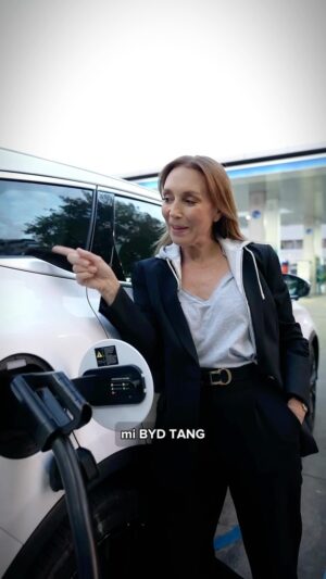 Karen Doggenweiler Instagram - ¿Sabías que cargando los autos eléctrico BYD ahorras en combustible y tienes una autonomía por varios kms? No puedo estar más feliz de ser parte de la familia @bydautochile ⚡️🚘 

#publicidad #byd