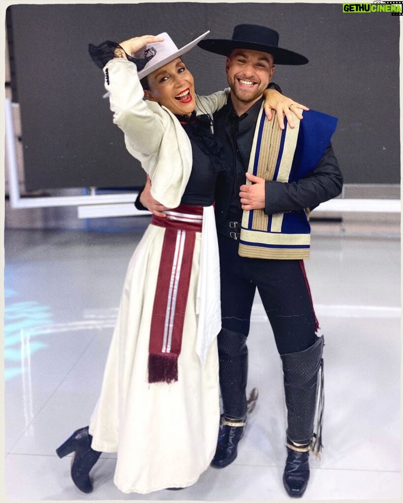 Karen Doggenweiler Instagram - En la cuenta regresiva para un gran fin de semana dieciochero 🇨🇱 En instantes comenzamos con @muchogustomatinal ✨ cc: foto con mi lindo huaso Gonzalo de @pilficam