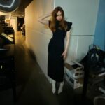 Karen Gillan Instagram - Backstage at a fan screening for Sleeping Dogs - out March 22nd folks! Styled by @rebeccacorbinmurray Hair @hairbycandicebirns Make up @valeriaferreiramakeup