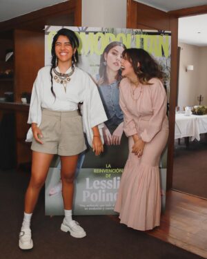 Karen Polinesia Instagram - Lo que más admiro de mi hermana es su tenacidad para lograr lo que quiere, si ella tiene algo en su corazón lo busca por todos lados hasta encontrarlo, aunque tenga miedo, aunque no sepa cómo hacerlo lo intenta y eso es hermoso… Te amo hermana ✨🤍✨