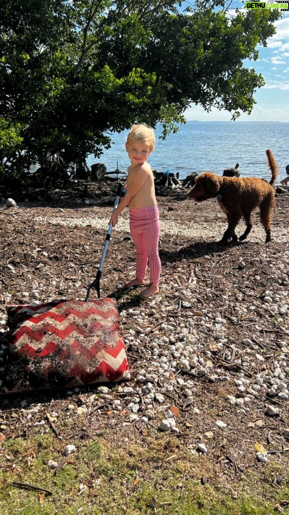 Karolína Kurková Instagram - Teach them young. 🌎🗑️🫶🏻 Together, we gathered to clean up the mangrove by gathering trash and taking care of Mother Earth, our beautiful environment we get to call home. Thank you to everyone who came and helped out 🙏#motherearth #communityservice