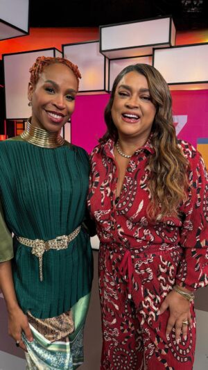 Karol Conká Instagram - A Mamacita é o momento!!! Que programa energético com a @karolconka. Amei demais ter você comigo no #TVZAoVivo!!! ❤️
