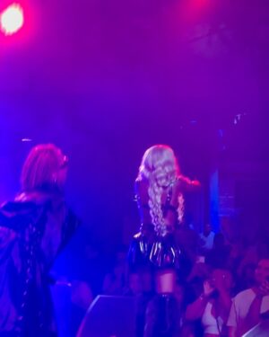 Karol Conká Instagram - Há 14 anos a nossa princesa @mcsoffia assistia o meu show no @sescpompeia, ela tinha apenas 5 anos. Chegou no meu camarim e, com os olhinhos brilhando, me disse que queria ser artista e cantar RAP. 
Criamos uma conexão muito linda ao longo dos anos e tive o prazer de participar do seu show, na quinta-feira (11/01), no mesmo palco que ela me admirava quando criança. Foi muito emocionante.🥹
Hj sou eu que chego no camarim dela com olhos brilhando de tanta admiração.
Muito obrigada Soffiaaa, amo a sua existência e desejo muita proteção e que vc continue com a sua carreira bem bonitaaaa! ❤️