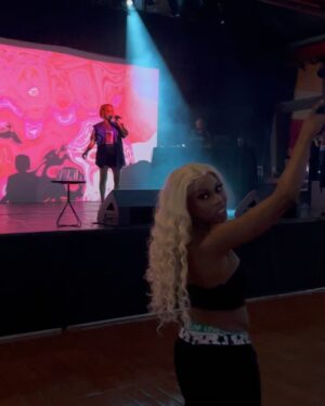 Karol Conká Instagram - Há 14 anos a nossa princesa @mcsoffia assistia o meu show no @sescpompeia, ela tinha apenas 5 anos. Chegou no meu camarim e, com os olhinhos brilhando, me disse que queria ser artista e cantar RAP. 
Criamos uma conexão muito linda ao longo dos anos e tive o prazer de participar do seu show, na quinta-feira (11/01), no mesmo palco que ela me admirava quando criança. Foi muito emocionante.🥹
Hj sou eu que chego no camarim dela com olhos brilhando de tanta admiração.
Muito obrigada Soffiaaa, amo a sua existência e desejo muita proteção e que vc continue com a sua carreira bem bonitaaaa! ❤️