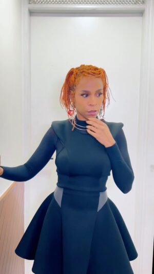 Karol Conká Instagram - Tô chocada, você não tá sabendo? 
Ele está de volta… 
O mais irônico, sarcástico e charmoso. 

Sabe de quem eu tô falando, né? Claro que é do reizinho injustiçado Loki.

A segunda temporada de Loki vai ser liberada HOJE no @disneyplusbr, e eu já fechei minha agenda pra assistir mais uma vez, bora assistir com a Mamacita? @marvelbrasil #Publicidade #Loki #DisneyPlus