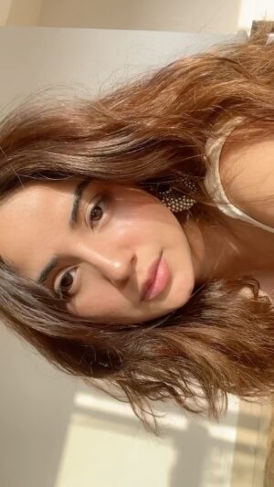 Kashmira Pardesi Instagram - When that one compliment melts her into a smile 👀