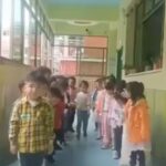 Katayoun Riahi Instagram - یعنی اینو ده بار بعنوان نمونه ی کاملی از روابط دخترها و پسرها نگاه کردم - اون دختر بلوز صورتیه که هیچکس حاضر نبود باهاش بره و بالاخره پسرکاپشن فسفریه فداکاری کرد و باهاش رفت -اون دختره که یه دور همه رو نگاه کرد و بعد مصمم رفت جلو و دست یکیشون گرفت و رفتن -اونی که با ثبات قدم و قاطعیت پسره رو خرکش کرد و برد -این پسر اولی که انقدر به کسی راه نداد و منظر بود نوبت رفیقش برسه تا با هم برن هر کدومشون به تنهایی یه روایت خاص بودن. #آموزش #شجاعت #انتخاب #پرورش #تربیت #کتایون_ریاحی
