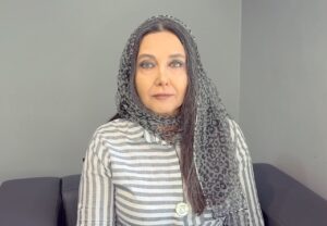 Katayoun Riahi Instagram - بنیاد "نیکوکاری کیش مهرِ کتایون" (بنیاد کمک‌) اولین و تنها خیریه تخصصی کاشت حلزونی گوش برای ناشنوایان در ایران است. اداره بهزیستی کشور در همه این سال‌ها از یک سو برای گرفتن کمک مالی از بنیاد، کودکان ناشنوا را معرفی کرده است و از سوی دیگر برای دادن مجوز کارشکنی می‌کند. حالا پنج سال است که بهزیستی مجوز "بنیاد نیکوکاری کمک" را مصادره کرده است و سپس به بهانه‌ی نداشتن همین مجوز، اداره مالیات کیش ۱۲۵ میلیون تومان مالیات، تنها برای سال ٩٨ به بنیاد کمک تحمیل کرده است. این در حالی است که موسسات خیریه از هرگونه مالیات معاف هستند. 
 با وجود انواع کارشکنی‌ها، بنیاد کمک و نیکوکارانی که از ابتدای تأسیس موسسه همراه و همدل بوده‌اند، لحظه‌ای دست یاری خود را از کودکان ناشنوا دریغ نکرده‌اند به گونه‌ای که حتی یک کودک ناشنوا از نوبت جراحی کاشت حلزونی باز نماند.

🔻 بهزیستی یعنی بهتر زیستن
اما به راستی چرا نهادی که باید مشوق و حامی نیکوکاران باشد، مانع آن‌هاست؟ 
به‌نظر می‌رسد افرادی رنگ عوض کرده و ریاکار در همه نهادهای دولتی رخنه کرده و ماموریت دارند تا درهای آسایش و آرامش را روی هم‌میهنان ما مسدود کنند. اینان همان دشمنان ایران و ایرانیان در ظاهری متشرع و انقلابی هستند. چه کسی جرات می‌کند به نخبگان و ایرانیان نیکوکار و خدمت‌گزار به وطن و مردم بگوید از سرزمین مادریت برو؟ این میزان از ناکارآمدی در بدنه دولت و نهادها و کارشکنی برای حل مشکلات مردم نمی‌تواند در همه جا اتفاقی باشد و گویی عده‌ای به صورت نظام‌مند در کار تخریب بنیان‌های ‌جامعه مدنی و پیشرفت کشور هستند. نه خود به مردم کمک می کنند و نه مجوز می دهند که خودمان به یکدیگر کمک کنیم 

بنیاد کمک با آگاهی از جریان نظام‌مندی که هدفش تخریب سازمان‌های مردم‌ نهاد است، از پا نمی‌نشیند و برای یاری به کودکان ناشنوا آرام نمی‌گیرد. 
....و

Video by @maryam.talaee.1 

 #بنیاد_کمک  #کاشت_حلزون ن
 #کاشت_حلزون_شنوایی شنوایی #کاشت_حلزون_گوش #ناشنوایان_ایران #ناشنوایی_مادرزادی #خیریه #شنیدن #کمک #کتایون_ریاحی ی #کم_شنوا #کم_شنوایان #گوش #گردونه_مهر #ایران #قانون #بهزیستی  #مالیات #فقر #دیوان_عدالت_اداری #قوه_قضاییه #شکایت #حمایت_کنیم #حمایت #بنیاد_کمک #بنیاد_نیکوکاری_کمک  #نشریات #سازمان_بهزیستی_کشور #katayounriahiofficial #komakcharityfoundation #komak_charity