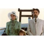 Katayoun Riahi Instagram - 🖤 چه سخت میگذرد روزگار خزان شده ما که بسان برگ های پائیزی دوست، آشنا و بیگانه به هر بهانه ای از آزادی تا کرونا، بر زمین می ریزند و چه دردناک است خیره شدن به عکس هایی که لبخندشان هنوز امیدوار است.چگونه میشود از این غم سهمگین سخن گفت و چه میتوان کرد وقتی واژه ی غم بار تسلیت بر زبانمان جاری است. تسلیت به جامعه هنر و هنرمندان و تسلیت به ایران سیاه پوش این روزها... "لطفا ورق بزنید" #هنرمندان_محبوب #جامعه_هنر #سیاه_پوش