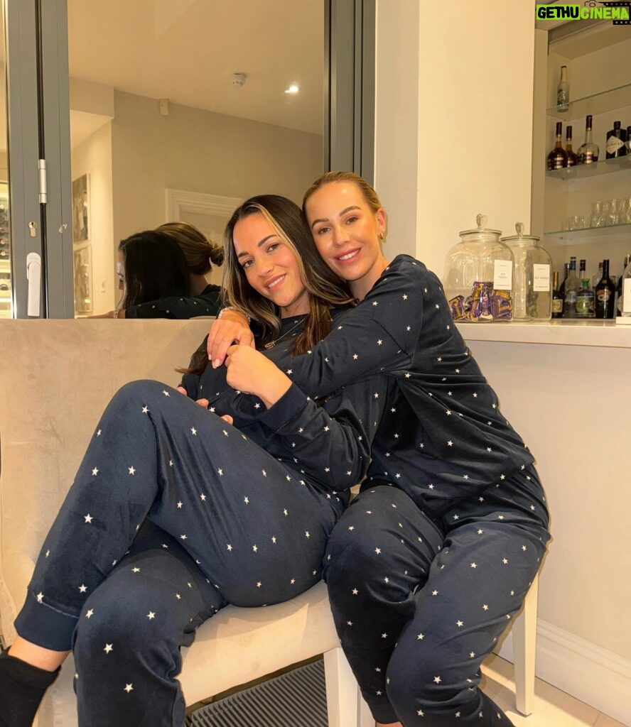 Kate Wright Instagram - Happy New Year ✨ The perfect end to the year for us, at home, in pjs, eating Caribbean food. Tucked in bed by 10pm 🫶🏼