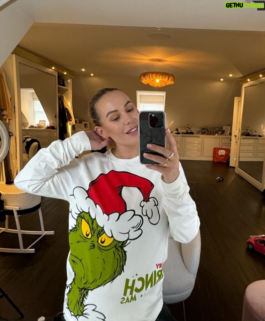 Kate Wright Instagram - My big baby turned 3 on Saturday 🥹 How did that happen? Emotional mum over here 🙋🏼‍♀️ No way I’d rather celebrate than with matching grinch PJ’s 🥰💚