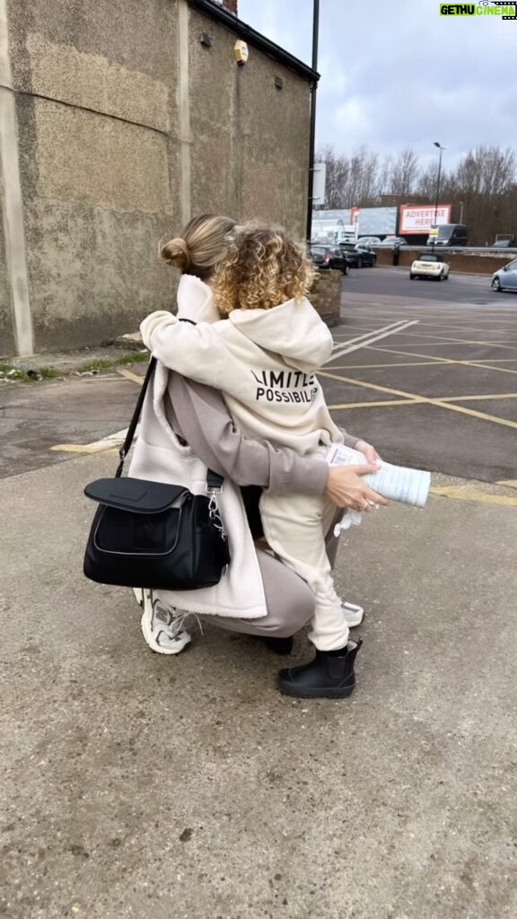 Kate Wright Instagram - It’s a family thing 🤍 The best feeling seeing the family in my @fandfclothing tracksuits. Cree says ‘Mummy made this for me’ 🥹🥹 Tracksuits available for the whole family in Tescos stores now 🤍 #fandffamily #mycollection #ad