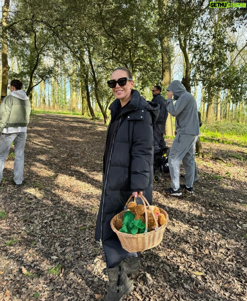 Kate Wright Instagram - A fabulous Easter weekend spent @wildernessreserve 🧸 bear hunts 🧊 wild lake swim 🥶 🚲 bike rides 🤗 family time There’s something about being in the country I just love 🌳🦋💫🐞🌿