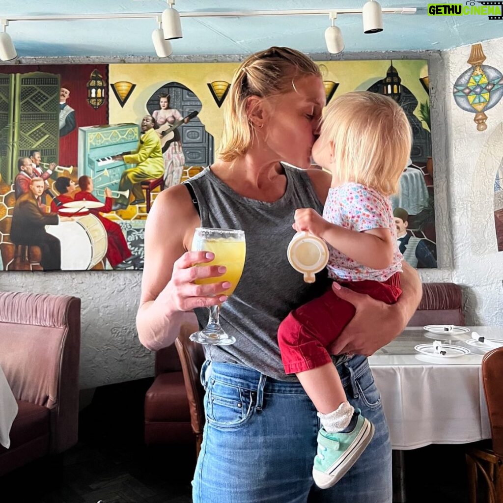 Katee Sackhoff Instagram - Traveling for two days and going through photos of my girl 😘 I miss her kisses already ❤️ Nothing better than smooches from your kids. Especially the older they get, she’s so stingy now 😂😂 #mamalife #workingmom I’m also now craving a margarita 😆