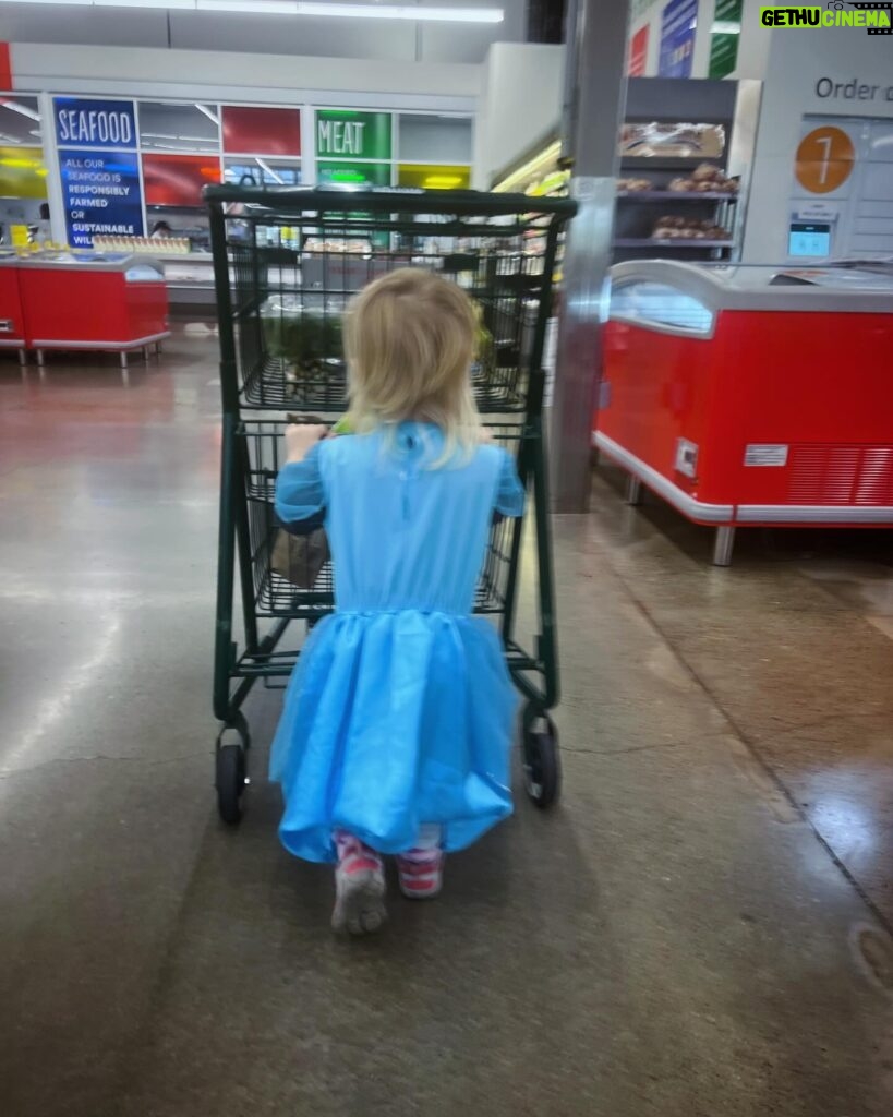 Katee Sackhoff Instagram - Full time princess over here 😂🤷🏼‍♀️❄️ #elsa #toddlerlife