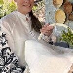 Kateryna Osadcha Instagram - Великодній кошик, що всередині? Для мене збирання кошику до церкви завжди окрема традиція, не тільки скласти все потрібне смачне, а й прикрасити сам кошик. На Галичині на освячені можна конкурси проводити скред господинь на найошатніший кошик) я б ті щмагання програла, але цю традицію в прикрашанні перейняла і щороку роблю різний декор. Ми традиційно освячуємо з вечора і вже вирушаємо З прийдешнім Великоднем.