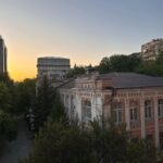 Kateryna Osadcha Instagram - UPD вже все добре. Ви питали про бинт на руці, розповідаю. Вдруге в житті (перший був в три роки) лежала в лікарні. Висновок - берегти себе. Стежте за своїм станом, своїм здоров’ям, не нехтуйте зайвий раз звернутися до лікаря. Recap. Тиждень лікарняний. 1. Вікно в лікарні - це вікно в світ здорових і щасливих людей, а на фото я на них дивлюся. 2. Щоденна рутина 3. Зустрічала заходи сонця 4. Я і моє місто 5. Лікарня нічна 6. Ну і справи ніхто не відміняв, зафарбовую наслідки температури і безсонних ночей. 6. Моя підтримка, гумор за будь-яких обставин @gorbunovyuriy 7. Зібралась на зустріч (в цей момент лікар сказав, що значить можна виписувати) Дякую неймовірним лікарям, медсестрам і всім хто турбувався, лікував і переживав ❤️