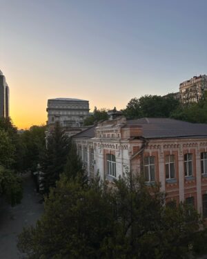 Katya Osadcha Instagram - UPD вже все добре. 

Ви питали про бинт на руці, розповідаю. 
Вдруге в житті (перший був в три роки) лежала в лікарні.

Висновок - берегти себе. 

Стежте за своїм станом, своїм здоров’ям, не нехтуйте зайвий раз звернутися до лікаря. 

Recap. Тиждень лікарняний. 

1. Вікно в лікарні - це вікно в світ здорових і щасливих людей, а на фото я на них дивлюся. 
2. Щоденна рутина 
3. Зустрічала заходи сонця 
4. Я і моє місто 
5. Лікарня нічна 
6. Ну і справи ніхто не відміняв, зафарбовую наслідки температури і безсонних ночей. 
6. Моя підтримка, гумор за будь-яких обставин @gorbunovyuriy 
7. Зібралась на зустріч (в цей момент лікар сказав, що значить можна виписувати) 

Дякую неймовірним лікарям, медсестрам і всім хто турбувався, лікував і переживав ❤️