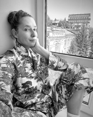 Katya Osadcha Instagram - UPD вже все добре. 

Ви питали про бинт на руці, розповідаю. 
Вдруге в житті (перший був в три роки) лежала в лікарні.

Висновок - берегти себе. 

Стежте за своїм станом, своїм здоров’ям, не нехтуйте зайвий раз звернутися до лікаря. 

Recap. Тиждень лікарняний. 

1. Вікно в лікарні - це вікно в світ здорових і щасливих людей, а на фото я на них дивлюся. 
2. Щоденна рутина 
3. Зустрічала заходи сонця 
4. Я і моє місто 
5. Лікарня нічна 
6. Ну і справи ніхто не відміняв, зафарбовую наслідки температури і безсонних ночей. 
6. Моя підтримка, гумор за будь-яких обставин @gorbunovyuriy 
7. Зібралась на зустріч (в цей момент лікар сказав, що значить можна виписувати) 

Дякую неймовірним лікарям, медсестрам і всім хто турбувався, лікував і переживав ❤️