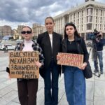Kateryna Osadcha Instagram - На їх місці міг бути кожен з нас, просто на секунду уявіть В суботу, на майдані Незалежності відбулась важлива акція - мирний мітинг в підтримку родичів цивільних полонених. По різним данним росія тримає в себе від 7 до 20 тисяч наших цивільних, наймолодшому 18 найстаршому 70 Дівчата, хлопці, чоловіки і жінки - люди, яких кинули за грати тільки за те, що вони українці. Ми з @poshuk.znyklyh займаємося адвокацією цивільного полону і консультуємо родичів в питаннях дорожньої карти дій і пошуку місця утримувань, але основні дії лягають на державу! Нажаль, на мітингу від держави майже не було представників і це засмучує, адже людям потрібна підтримка і вони мають знати, що в своїй трагедіі вони не самі. Дія кожного з нас важлива, допомагайте розголоси про цивільний полон, підтримкою родичів та іншим!