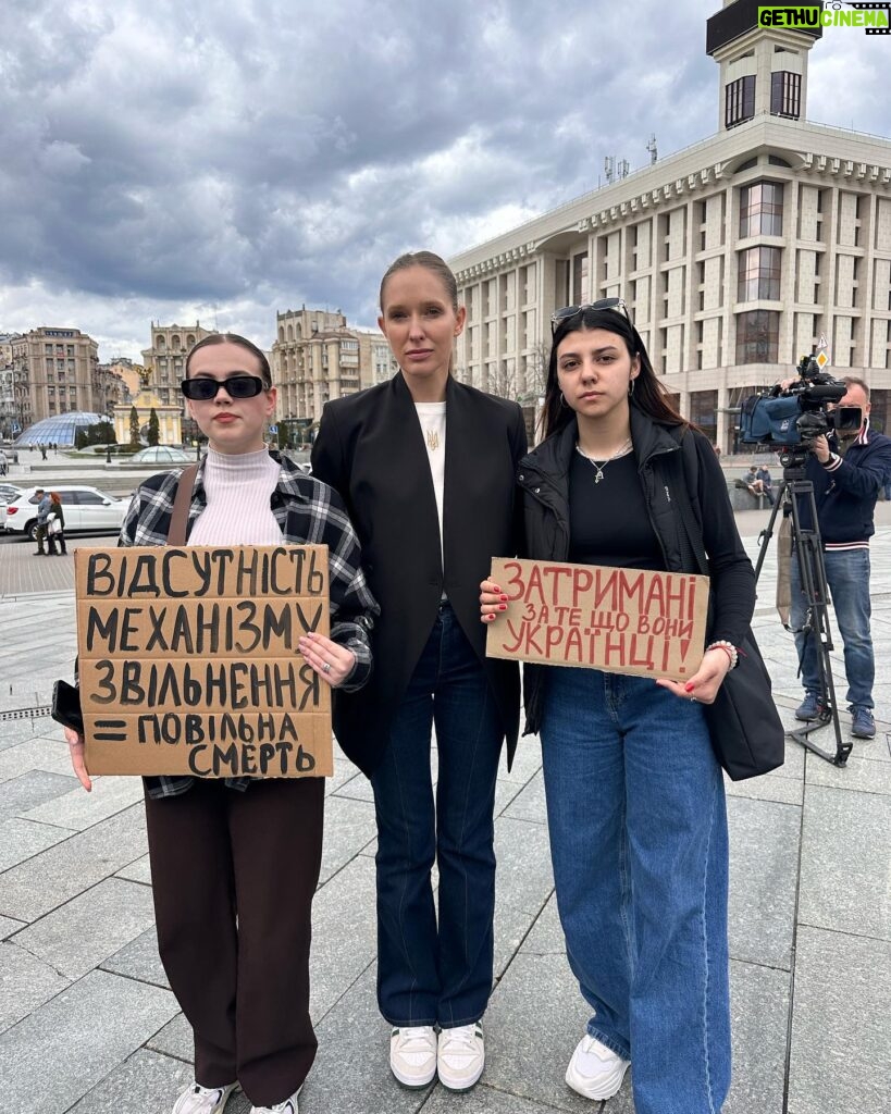 Kateryna Osadcha Instagram - На їх місці міг бути кожен з нас, просто на секунду уявіть В суботу, на майдані Незалежності відбулась важлива акція - мирний мітинг в підтримку родичів цивільних полонених. По різним данним росія тримає в себе від 7 до 20 тисяч наших цивільних, наймолодшому 18 найстаршому 70 Дівчата, хлопці, чоловіки і жінки - люди, яких кинули за грати тільки за те, що вони українці. Ми з @poshuk.znyklyh займаємося адвокацією цивільного полону і консультуємо родичів в питаннях дорожньої карти дій і пошуку місця утримувань, але основні дії лягають на державу! Нажаль, на мітингу від держави майже не було представників і це засмучує, адже людям потрібна підтримка і вони мають знати, що в своїй трагедіі вони не самі. Дія кожного з нас важлива, допомагайте розголоси про цивільний полон, підтримкою родичів та іншим!