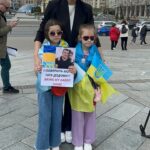 Kateryna Osadcha Instagram - На їх місці міг бути кожен з нас, просто на секунду уявіть В суботу, на майдані Незалежності відбулась важлива акція - мирний мітинг в підтримку родичів цивільних полонених. По різним данним росія тримає в себе від 7 до 20 тисяч наших цивільних, наймолодшому 18 найстаршому 70 Дівчата, хлопці, чоловіки і жінки - люди, яких кинули за грати тільки за те, що вони українці. Ми з @poshuk.znyklyh займаємося адвокацією цивільного полону і консультуємо родичів в питаннях дорожньої карти дій і пошуку місця утримувань, але основні дії лягають на державу! Нажаль, на мітингу від держави майже не було представників і це засмучує, адже людям потрібна підтримка і вони мають знати, що в своїй трагедіі вони не самі. Дія кожного з нас важлива, допомагайте розголоси про цивільний полон, підтримкою родичів та іншим!