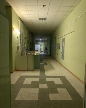 Katya Osadcha Instagram - UPD вже все добре. 

Ви питали про бинт на руці, розповідаю. 
Вдруге в житті (перший був в три роки) лежала в лікарні.

Висновок - берегти себе. 

Стежте за своїм станом, своїм здоров’ям, не нехтуйте зайвий раз звернутися до лікаря. 

Recap. Тиждень лікарняний. 

1. Вікно в лікарні - це вікно в світ здорових і щасливих людей, а на фото я на них дивлюся. 
2. Щоденна рутина 
3. Зустрічала заходи сонця 
4. Я і моє місто 
5. Лікарня нічна 
6. Ну і справи ніхто не відміняв, зафарбовую наслідки температури і безсонних ночей. 
6. Моя підтримка, гумор за будь-яких обставин @gorbunovyuriy 
7. Зібралась на зустріч (в цей момент лікар сказав, що значить можна виписувати) 

Дякую неймовірним лікарям, медсестрам і всім хто турбувався, лікував і переживав ❤️