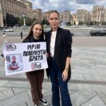 Kateryna Osadcha Instagram - На їх місці міг бути кожен з нас, просто на секунду уявіть В суботу, на майдані Незалежності відбулась важлива акція - мирний мітинг в підтримку родичів цивільних полонених. По різним данним росія тримає в себе від 7 до 20 тисяч наших цивільних, наймолодшому 18 найстаршому 70 Дівчата, хлопці, чоловіки і жінки - люди, яких кинули за грати тільки за те, що вони українці. Ми з @poshuk.znyklyh займаємося адвокацією цивільного полону і консультуємо родичів в питаннях дорожньої карти дій і пошуку місця утримувань, але основні дії лягають на державу! Нажаль, на мітингу від держави майже не було представників і це засмучує, адже людям потрібна підтримка і вони мають знати, що в своїй трагедіі вони не самі. Дія кожного з нас важлива, допомагайте розголоси про цивільний полон, підтримкою родичів та іншим!