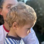 Kateryna Osadcha Instagram - Мам, пам’ятаєш, ти колись навчила мене себе обіймати. Ти сказала, що коли немає кому тебе обійняти, це не біда, бо я завжди в себе є і можу обійняти себе сама. Здається, цей момент настав. У мене такі тонкі плечі та передпліччя, виявляється….. Уривок з книжки «Мам, пам‘ятаєш» Катерини Бабкіноі @babkina Прочитайте обов’язково і ідіть обнімати найрідніших, поки маєте таку можливість 🙏🏻