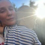 Kateryna Osadcha Instagram - Мам, пам’ятаєш, ти колись навчила мене себе обіймати. Ти сказала, що коли немає кому тебе обійняти, це не біда, бо я завжди в себе є і можу обійняти себе сама. Здається, цей момент настав. У мене такі тонкі плечі та передпліччя, виявляється….. Уривок з книжки «Мам, пам‘ятаєш» Катерини Бабкіноі @babkina Прочитайте обов’язково і ідіть обнімати найрідніших, поки маєте таку можливість 🙏🏻