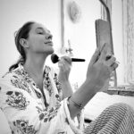 Kateryna Osadcha Instagram - UPD вже все добре. Ви питали про бинт на руці, розповідаю. Вдруге в житті (перший був в три роки) лежала в лікарні. Висновок - берегти себе. Стежте за своїм станом, своїм здоров’ям, не нехтуйте зайвий раз звернутися до лікаря. Recap. Тиждень лікарняний. 1. Вікно в лікарні - це вікно в світ здорових і щасливих людей, а на фото я на них дивлюся. 2. Щоденна рутина 3. Зустрічала заходи сонця 4. Я і моє місто 5. Лікарня нічна 6. Ну і справи ніхто не відміняв, зафарбовую наслідки температури і безсонних ночей. 6. Моя підтримка, гумор за будь-яких обставин @gorbunovyuriy 7. Зібралась на зустріч (в цей момент лікар сказав, що значить можна виписувати) Дякую неймовірним лікарям, медсестрам і всім хто турбувався, лікував і переживав ❤️