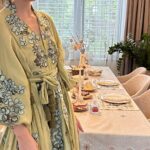 Kateryna Osadcha Instagram - Великодній стіл - Великодня традиція. Дякуємо нашим Силам оборони, нашим Героям, що можемо в вільній Україні святкувати Великдень, накривати столи І сьогодні в молитві перед трапезою обов’язково згадайте наших Героїв. Христос воскрес Смачної вам паски ❤️