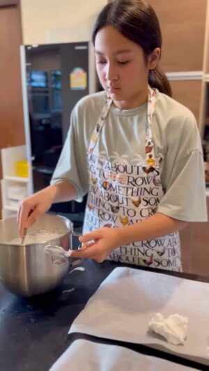 Kathaleeya McIntosh Instagram - วันนี้เด็กๆนำไข่ขาวจากฟาร์มทำ Meringue สำหรับ Eton Mess พรุ่งนี้ค่ะ 💕Our free range egg whites make the perfect meringues for the Eton Mess we’re making tomorrow 🤩