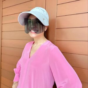 Kathaleeya McIntosh Instagram - มีของดีมาแชร์ค่ะ หมวกกันแดดพร้อมแว่น 🧢 🕶️ มันเริ่ดมาก! เหมาะกับแดดช่วงนี้เลยค่ะ 😂🥵 น้องสาวคนเก่งสองคนของแหม่มเป็นคนทำ ทำเองใช้เองและทำขายด้วยเลยช่วยโปรโมท มันดี๊ดีค่ะเผื่อใครสนใจนะคะ 👉🏻 @klume.bkk @fonperada @tiktee