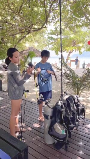 Kathaleeya McIntosh Instagram - Scuba diving lessons with our dear uncle Dave at @sevenseasresorts 🤿🤩