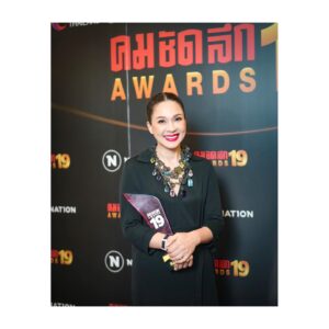 Kathaleeya McIntosh Instagram - ขอบคุณคมชัดลึกอวอร์ดครั้งที่ 19 และคณะกรรมการทุกท่านนะคะ ขอบพระคุณพี่ปิ่นที่รักและเคารพที่นึกถึงแหม่มและหยิบยื่นบทนี้ให้ค่ะ ขอบคุณช่อง3 ค่ะ ขอบคุณพี่ใหม่พี่สาวที่รักยิ่งที่คอยช่วยเหลือดูแลแนะนำทุกสิ่งให้และขอแสดงความยินดีอย่างยิ่งกับรางวัลนักแสดงนำหญิงยอดเยี่ยมนะคะ 👍🏻👏🏻🤩ขอบคุณทีมงานทั้งเบื้องหน้าเบื้องหลัง ผู้กำกับและนักแสดงสาปซ่อนรักทุกคนค่ะ รางวัลนี้สำหรับพวกเราทุกคนค่ะ 🥳 และขาดไม่ได้เลยคือขอบคุณคุณผู้ชมทุกคนนะคะและ ครม(คนรักแหม่มคนรักใหม่😂)ที่คอยเป็นกำลังใจให้เสมอ…🫶🏻♥️ ขอแสดงความยินดีกับทุกๆรางวัลด้วยค่ะ 🥳 #สาปซ่อนรัก #tvscene #ช่อง33