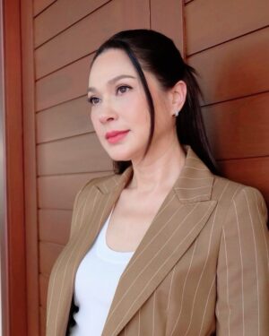 Kathaleeya McIntosh Instagram - Make up 💄 by @nam_makeup Hair 👩🏻 by @katemossholiday 😍 T H A N K Y O U 😘 and……Face by top dermatologist 🤩 ➡️ @drjoe_thedemis