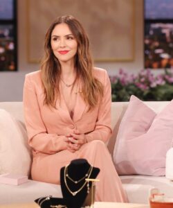 Katharine McPhee Instagram - So excited to be reuniting with my girl @iamjhud this morning on @jenniferhudsonshow talking all things @kmfjewelry! 💕✨ 📸: Chris Millard /Warner Bros/ @csrfnsc