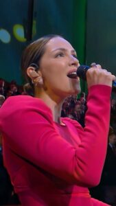 Katharine McPhee Instagram - ✨ Excited to share a sneak peek of our special Amazing Grace video with @thetabernaclechoir arriving in just 2 days! 🎁