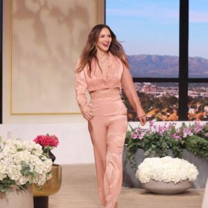Katharine McPhee Instagram - So excited to be reuniting with my girl @iamjhud this morning on @jenniferhudsonshow talking all things @kmfjewelry! 💕✨

📸: Chris Millard /Warner Bros/ @csrfnsc