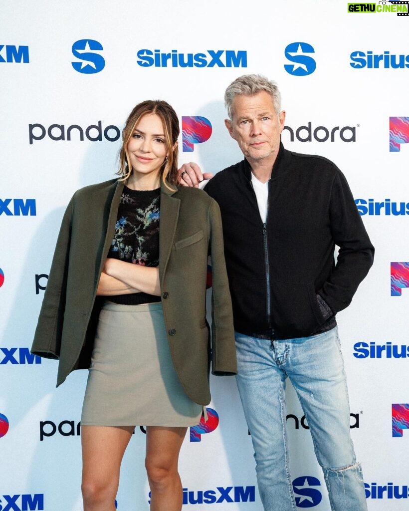 Katharine McPhee Instagram - stopped by @siriusxm for a little chat. #ChristmasSongs ✨🎙️