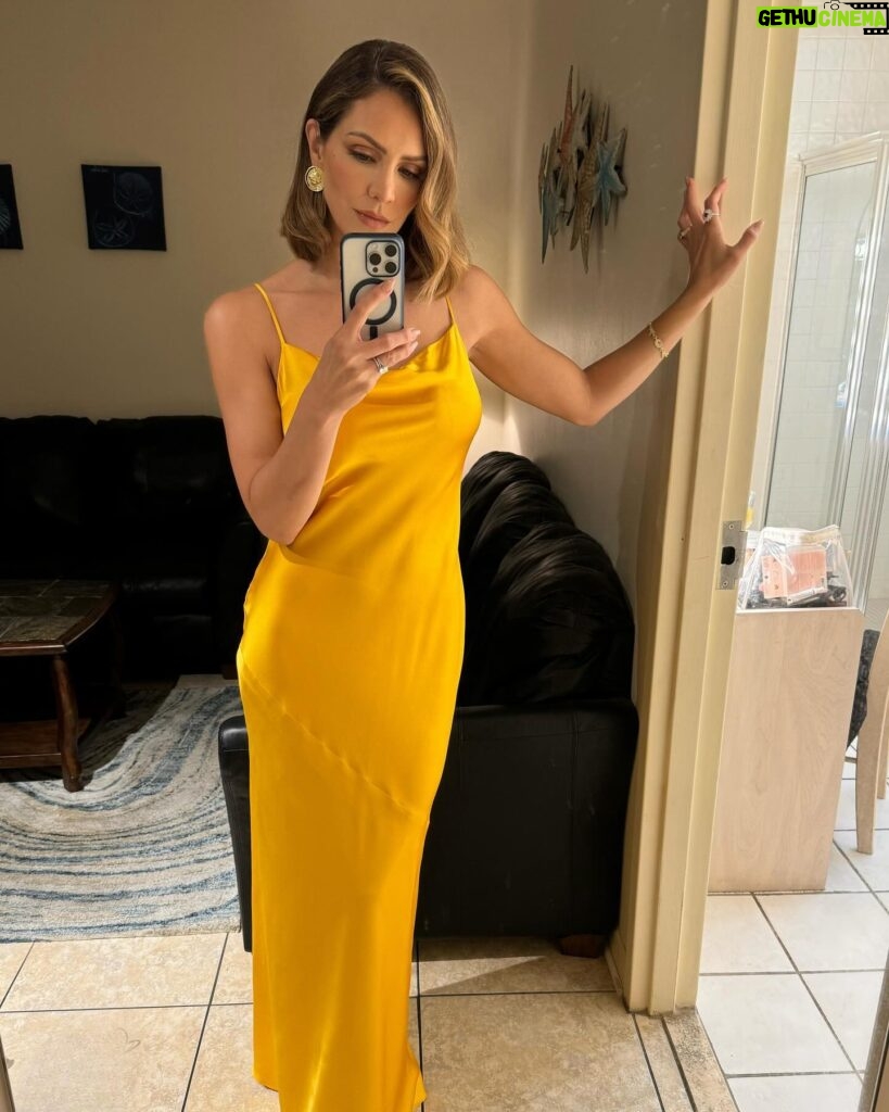 Katharine McPhee Instagram - Hi from the road 👋🏽 Tennessee! I’m so happy to perform for you guys tomorrow 💛 Get your tickets now at Ticketmaster.com